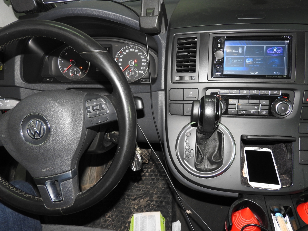 VW T5 Clarion VX404E.jpg